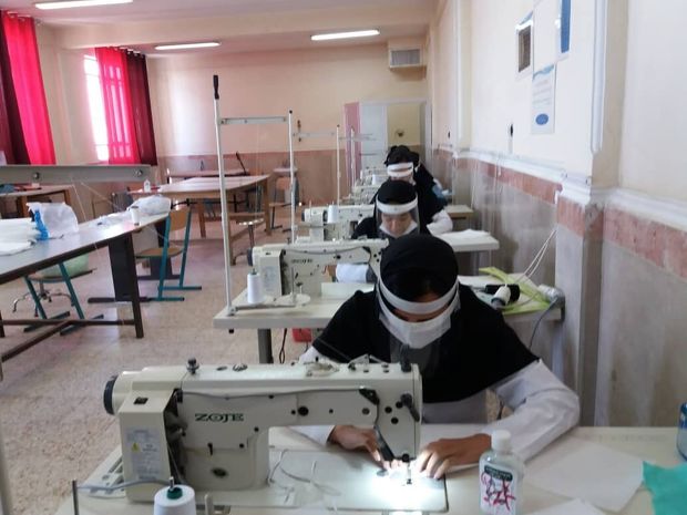 دانش آموزان ورامینی روزانه ۵۰۰ عدد ماسک تولید می‌کنند