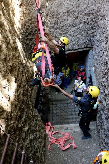 نجات کارگر اصفهانی پس از سقوط در کانال 8 متری