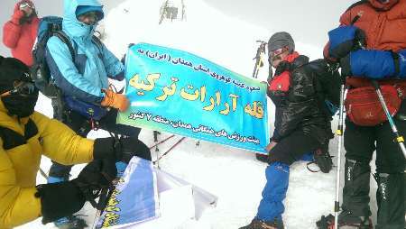 چهار کوهپیمای همدانی به قله آرارت ترکیه صعود کردند
