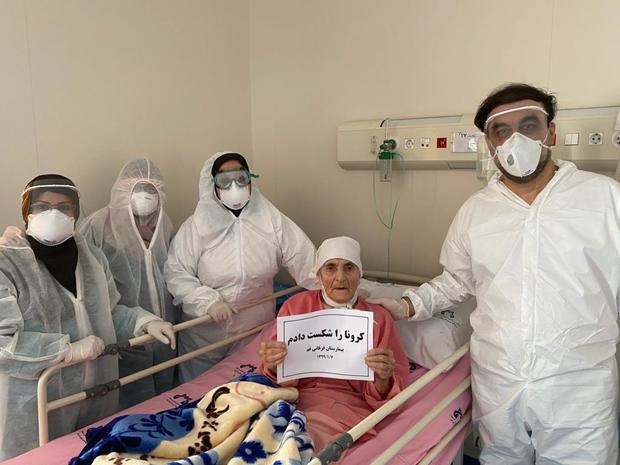 ترخیص بیمار 90 ساله مبتلا به کرونا از بیمارستان فرقانی قم + عکس