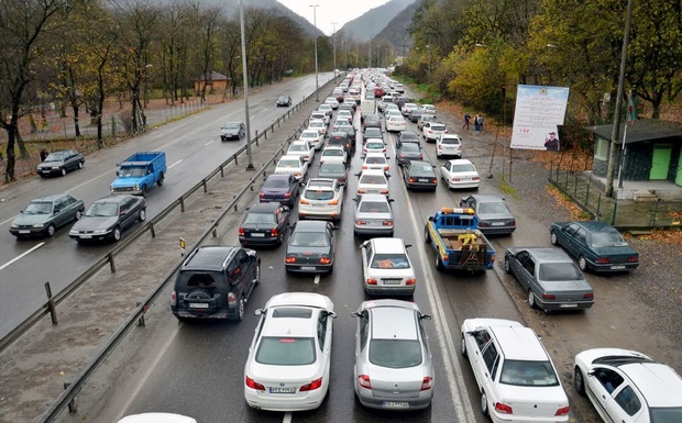 ترافیک سنگین در جاده هراز تردد را کند کرد