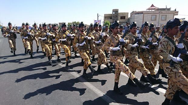 رژه مقتدرانه یگان های نمونه نیروهای مسلح مستقر در ایرانشهر برگزار شد