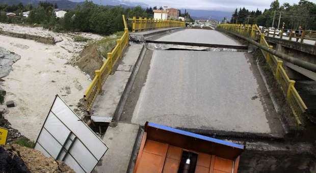 سیلاب پنج پل در گیلان را تخریب کرد