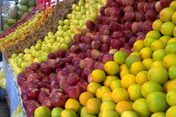 میوه تنظیم بازار شب عید با قیمت مناسب در اختیار مردم قرار بگیرد