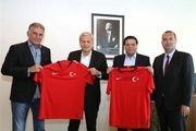 اهدای پیراهن تیم ملی ترکیه به کی‌روش