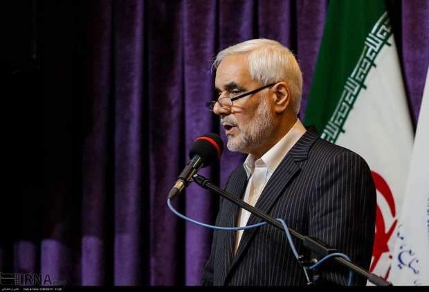 استاندار اصفهان: بانک ها باید به کمک واحدهای تولیدی بیایند
