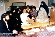 عکسی از حضور امام خمینی در کنار خانواده شان به مناسبت عید نوروز