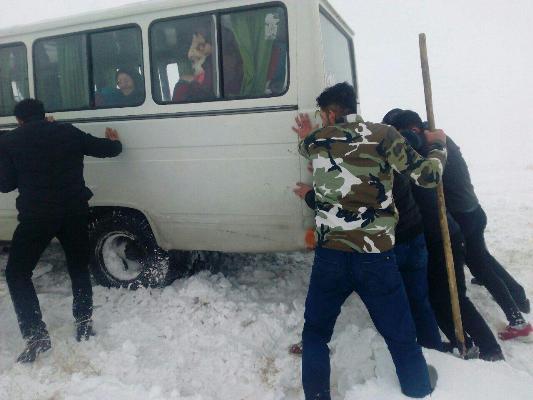 نجات 250 مسافر گرفتار در برف و کولاک در محور تکاب- ایرانخواه