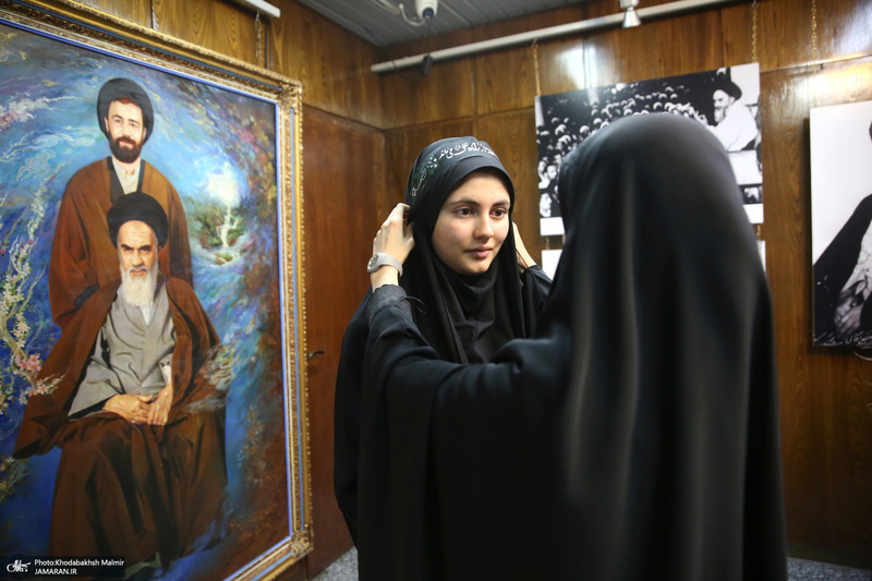 بازدید جمعی از دانش آموزان مدرسه انقلاب کرج از بیت امام خمینی در جماران