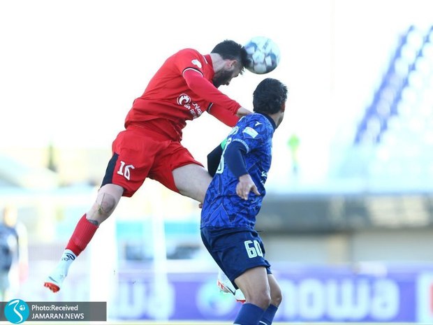 ویدیو| فن‌ عجیب و خشن در زمین فوتبال!