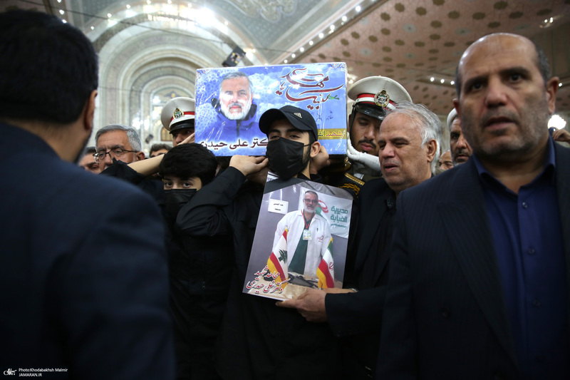 اقامه نمازسید حسن خمینی  بر پیکر شهید حیدری در حرم مطهر امام خمینی (س)