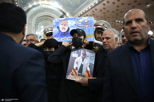 اقامه نمازسید حسن خمینی  بر پیکر شهید حیدری در حرم مطهر امام خمینی (س)