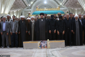 اقامه نمازسید حسن خمینی  بر پیکر شهید حیدری در حرم مطهر امام خمینی (س)