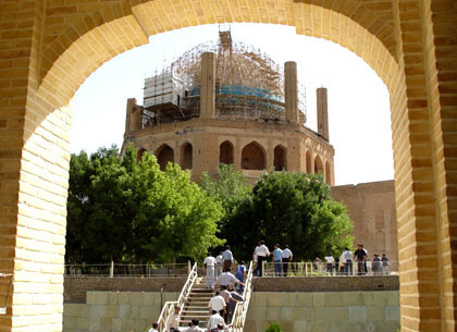 لزوم حفظ معماری و هویت فرهنگ‌بومی‌شهرستان سلطانیه همراه با توسعه شهری