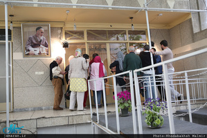 بازدید گردشگران خارجی از کشور پرتغال از بیت امام خمینی (س) از جماران