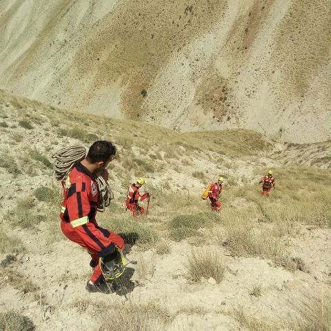 نجات جوان گرفتار در عمق ۱۲۰۰ متری دره ییلاق «قانقانلی چیچکلی»