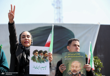  مراسم تشییع شهیدان لاریجانی، سلیمانی و شهدای ناوشکن دنا در میدان انقلاب -4