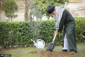کاشت نهال در روز درختکاری توسط رهبر معظم انقلاب