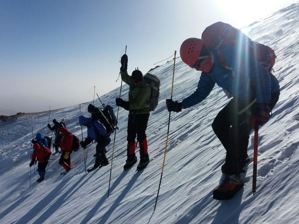 تیم‌های کوهنوردی اجساد را از طریق کوه‌گل انتقال خواهند داد  ریزش توده‌های یخ در مسیر کوهنوردان