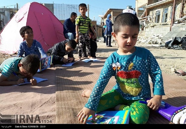 کودکان زلزله زده ثلاث باباجانی لباس گرم گرفتند