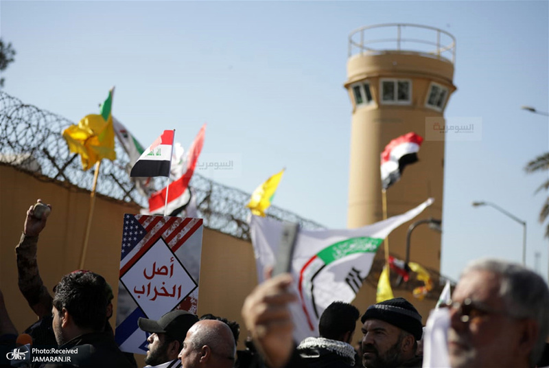 حضور معترضان عراقی در سفارت آمریکا در بغداد