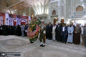 ادای احترام شرکت‌کنندگان در مسابقات بین‌المللی قرآن کریم نسبت به امام خمینی(س)