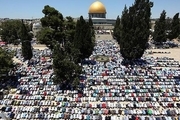 اقامه اولین نماز جمعه ماه رمضان در مسجد الاقصی با حضور 180 هزار فلسطینی+عکس