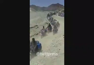 قاچاق سوخت از ایران به پاکستان توسط پاکستانی‌ها 

