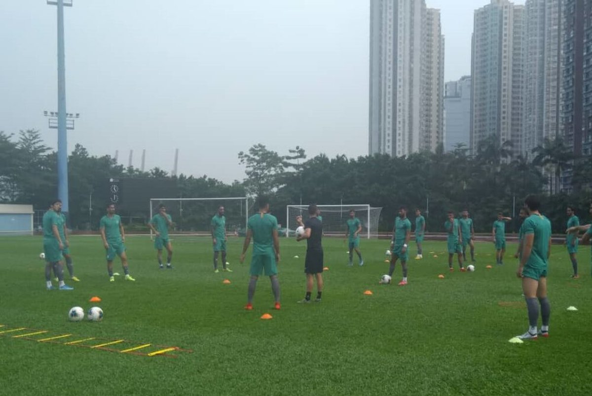  تمرین تیم ملی فوتبال در هنگ کنگ زیر بارش شدید باران/ عکس