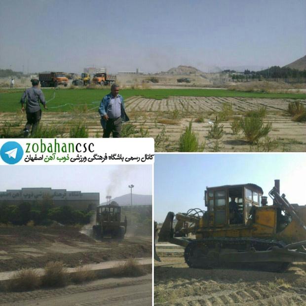 عملیات بهسازی چمن ورزشگاه فولادشهر اصفهان 2 ماه به طول می انجامد
