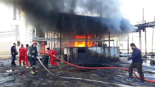 آتش سوزی در کارخانه قیر آبادان خاموش شد
