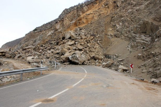 بارش شدید باران باعث ریزش کوه در جاده پلدختر – خرم آباد شد