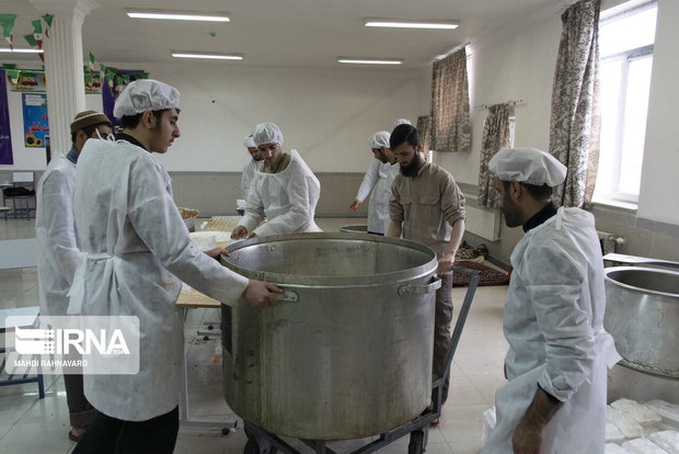 هشت آشپزخانه برای طبخ غذای نیازمندان استان مرکزی راه‌اندازی شد
