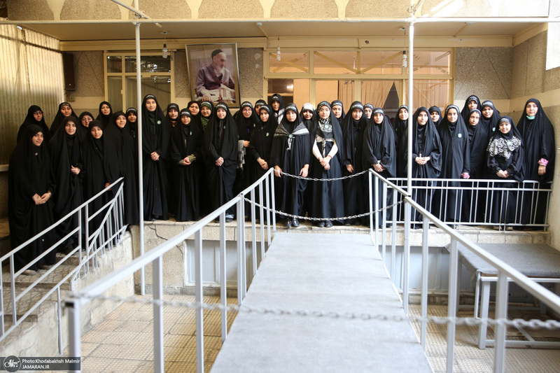بازدید جمعی از دانش آموزان مدرسه انقلاب کرج از بیت امام خمینی در جماران