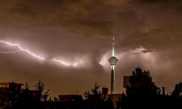 توفان در تهران 18 نفر را مصدوم کرد