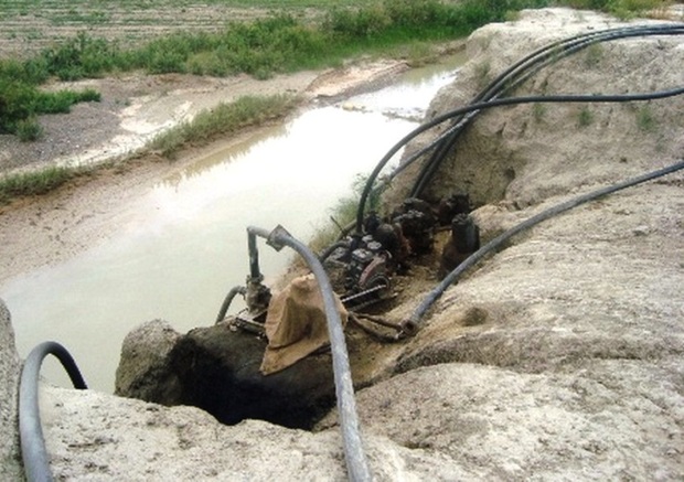 جمع آوری پمپ های آب غیرمجاز در کازرون حاشیه ساز شد