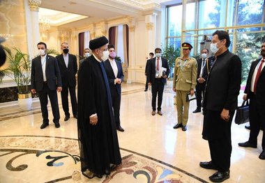 دیدار و گفت و گوی رئیسی و عمران خان در حاشیه اجلاس شانگهای