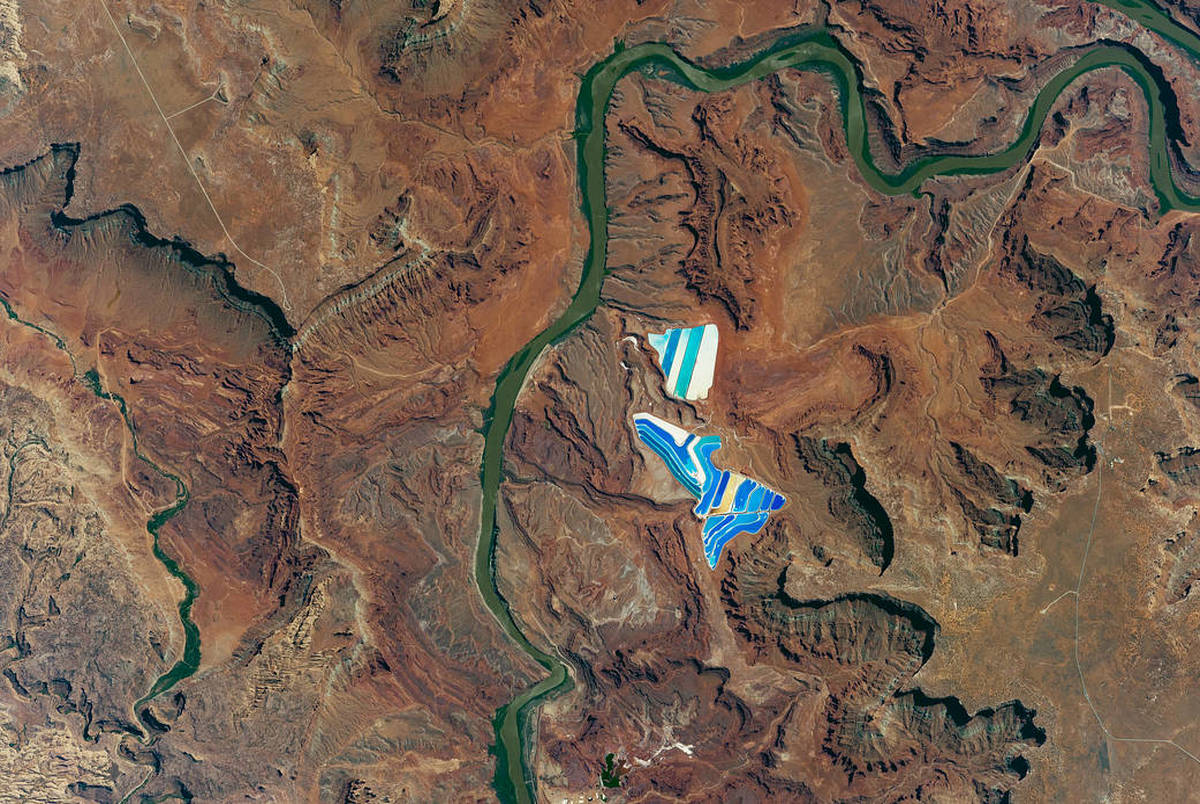 عکس ناسا از دریاچه های رنگی از فضا + توضیح