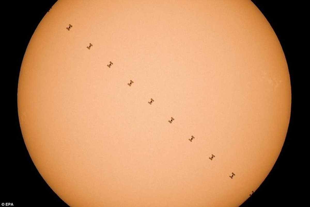 تصویری از لحظه عبور ایستگاه فضایی از مقابل خورشید

