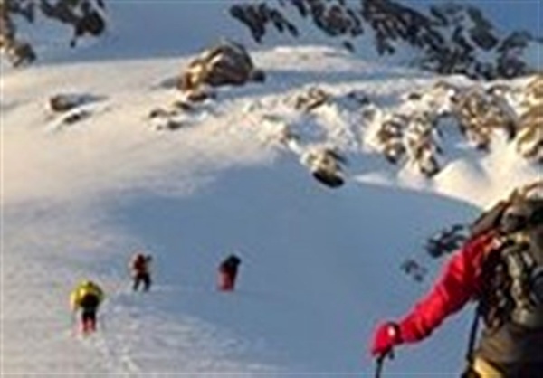 کشف چهارمین جسد کوهنوردان حادثه اشترانکوه  وضعیت مبهم 5 کوهنورد گرفتار در برف و کولاک
