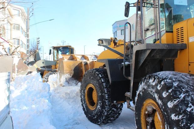 بیش از ۲ هزار دستگاه کامیون برف در خلخال جابجا شد