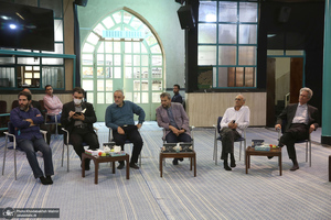 نشست صمیمانه دست اندر کاران و عوامل فیلم مستند «احمد» با سید حسن خمینی