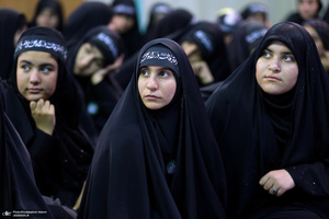 بازدید جمعی از دانش آموزان مدرسه انقلاب کرج از بیت امام خمینی در جماران