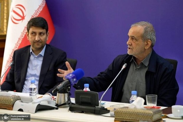  پزشکیان در وزارت ارتباطات: هیچ خللی در حرکت رو به جلوی ایران ایجاد نخواهد شد/ کشورهایی که خود در اقدامات تروریستی، ترور دانشمندان و هدف قرار دادن مردم بی‌گناه نقش دارند، دیگران را به تروریسم متهم می‌کنند/ 