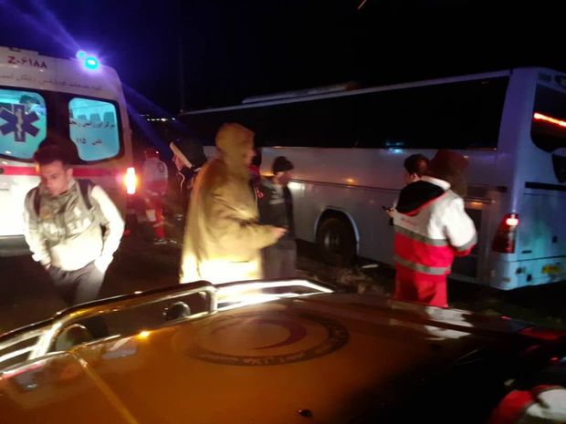 برخورد اتوبوس با نیسان در آزاد راه زنجان یک کشته برجا گذاشت