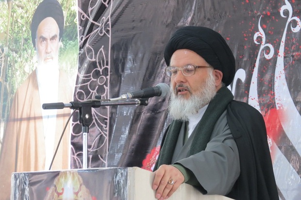 مردم همچنان به آرمان های انقلاب، و شهدا وفادار هستند