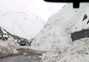 بارش برف راه ارتباطی 372 روستای الیگودرز را بست