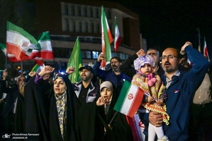 پنجاهمین شب اجتماع پر شور مردم در میدان نماز