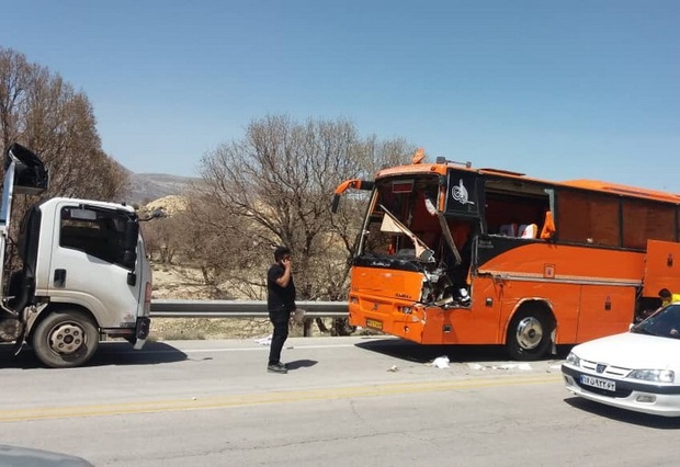 تصادف اتوبوس و کامیون در فارس 6 مصدوم داشت