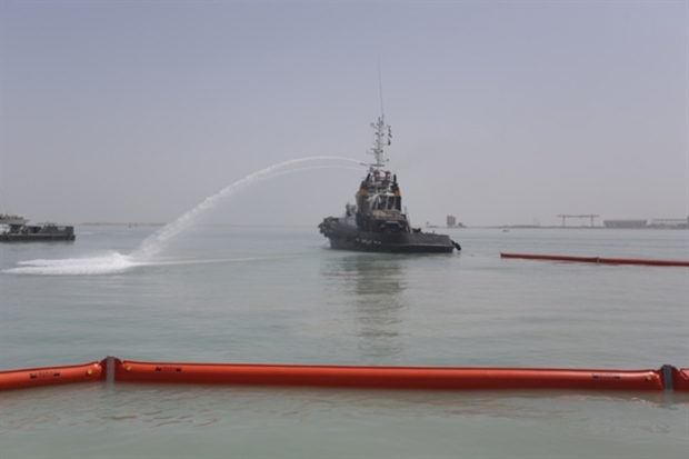 آلودگی نفتی اسکله بندر بوشهر پاکسازی شد